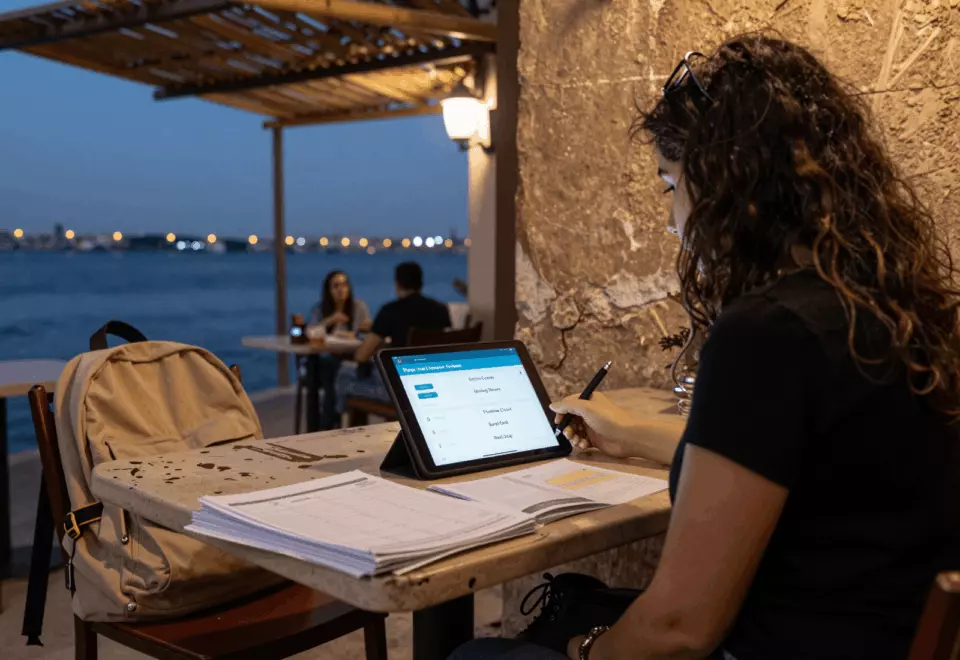 an Arab man in his early 30s choosing the next IELTS prep step online