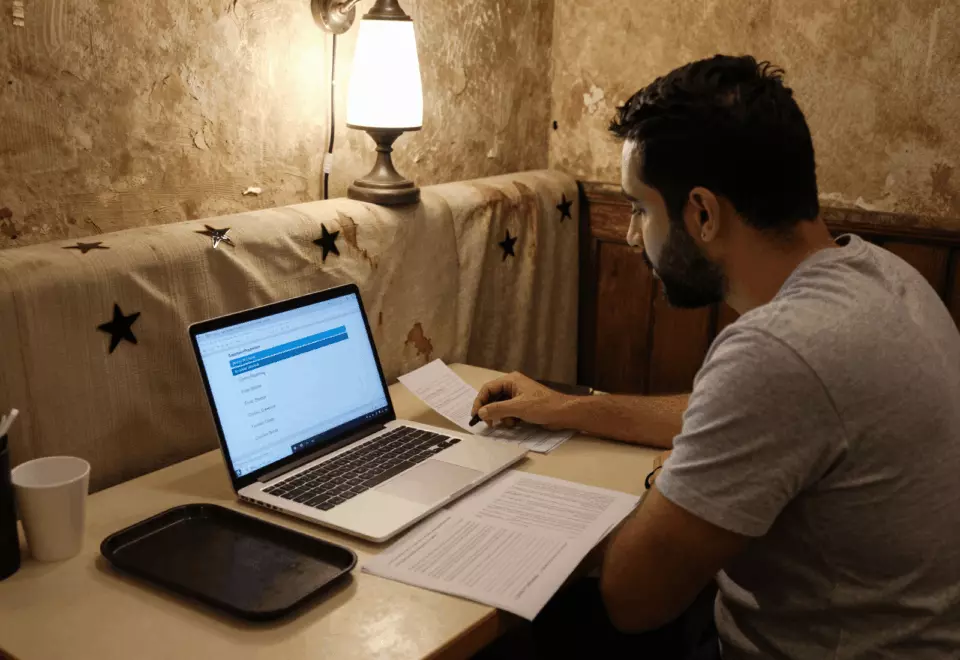 an Arab man in his early 30s choosing the next IELTS prep step online