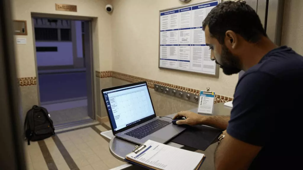 an Arab man in his early 30s working through التحضير