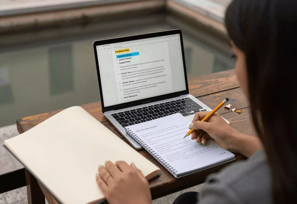 an Arab man in his early 30s choosing the next IELTS prep step online