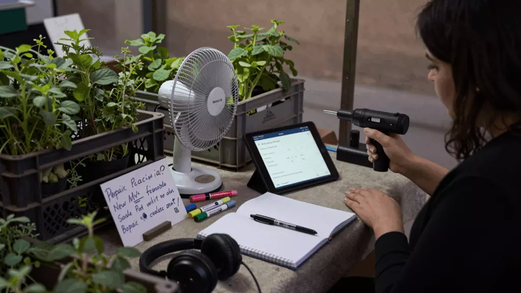 an Arab man in his early 30s working through إعادة الاختبار