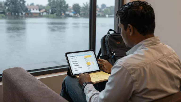 a Bangladeshi woman in her late 20s preparing online for আপনার টার্গেট স্কোরের জন্য কিভাবে সেরা IELTS অনলাইন কোর্স বেছে নেবেন