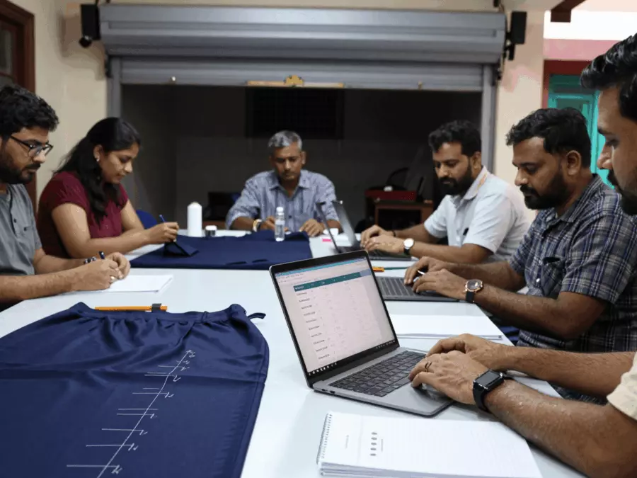 কোর্স নোটের পাশে সাজানো IELTS প্রস্তুতির বাজেট বিভাগ