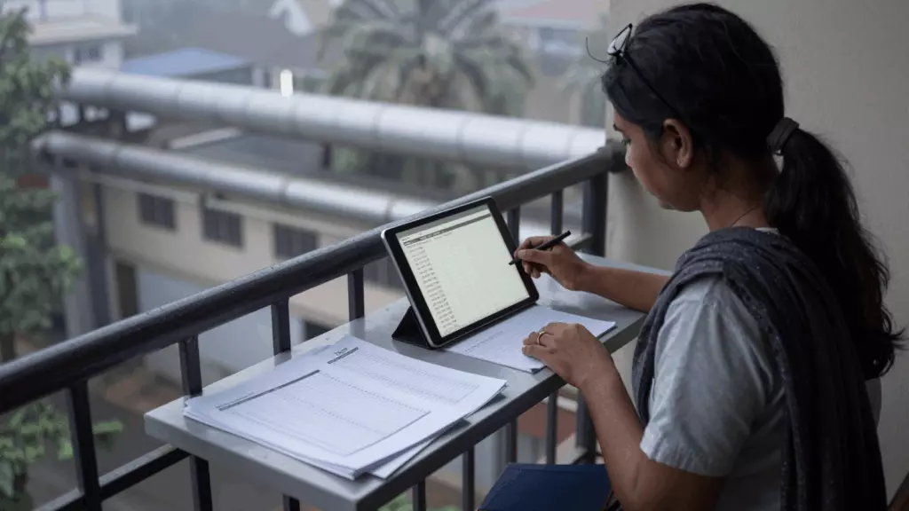 a Bangladeshi woman in her late 20s working through স্থির করুন