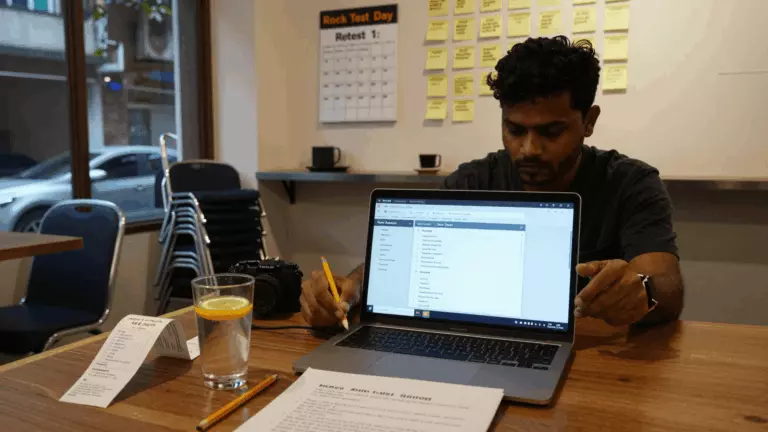 a Bangladeshi woman in her late 20s preparing online for বিনামূল্যে IELTS মক টেস্ট: কীভাবে সঠিকভাবে অনুশীলন পরীক্ষাগুলি ব্যবহার করবেন