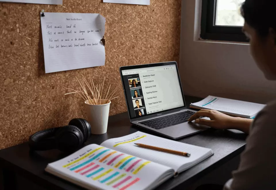 a Bangladeshi woman in her late 20s choosing the next IELTS prep step online