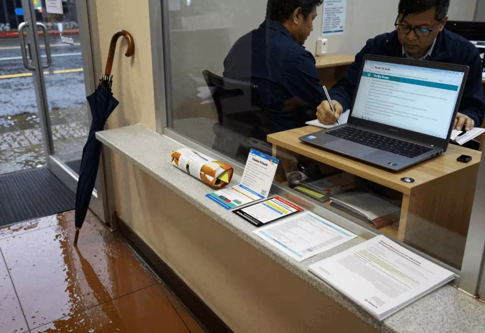 a Filipino man in his late 20s planning for Australia choosing the next IELTS prep step online