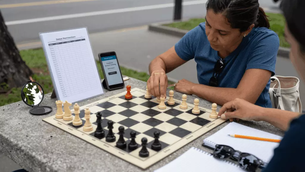 a Latina woman in her late 20s working through Oriente