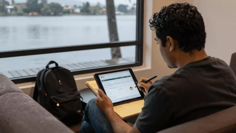 a Latina woman in her late 20s preparing online for Cómo elegir el mejor curso de IELTS en línea para su puntaje objetivo