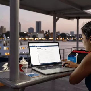Alumno de IELTS completar una lista de verificación de ingreso de nivel