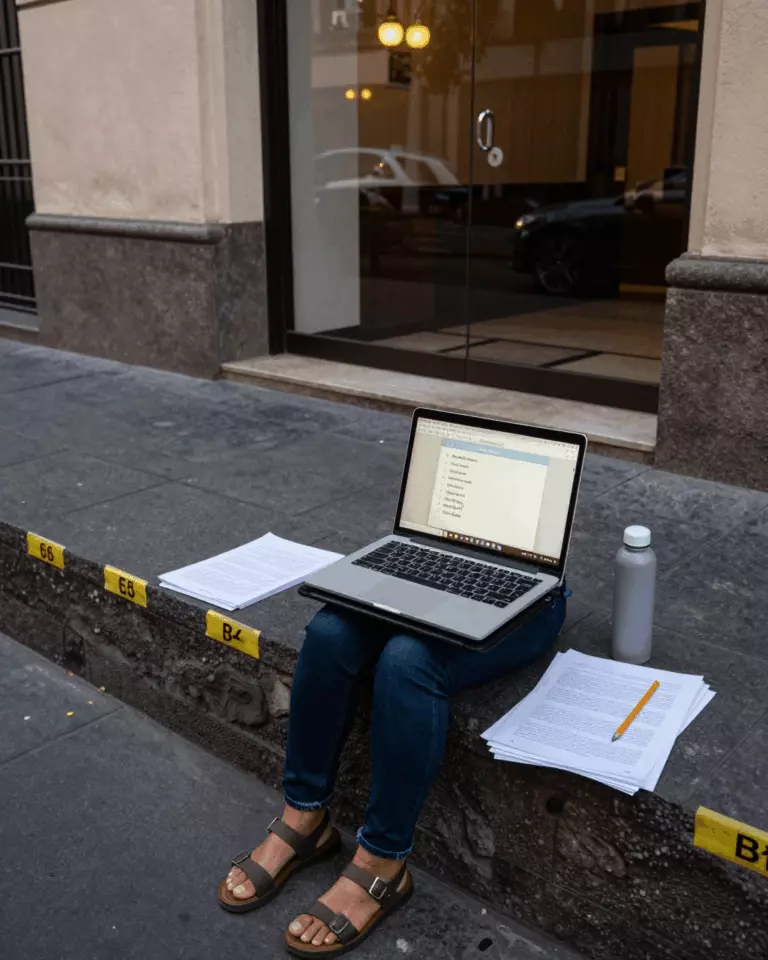 a Latina woman in her late 20s preparing online for Verificador de escritura IELTS gratuito: ¿útil o no suficiente para Band 7?