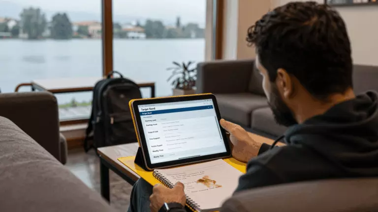 a Persian woman in her late 20s preparing online for چگونه بهترین دوره آنلاین آیلتس را برای امتیاز هدف خود انتخاب کنید