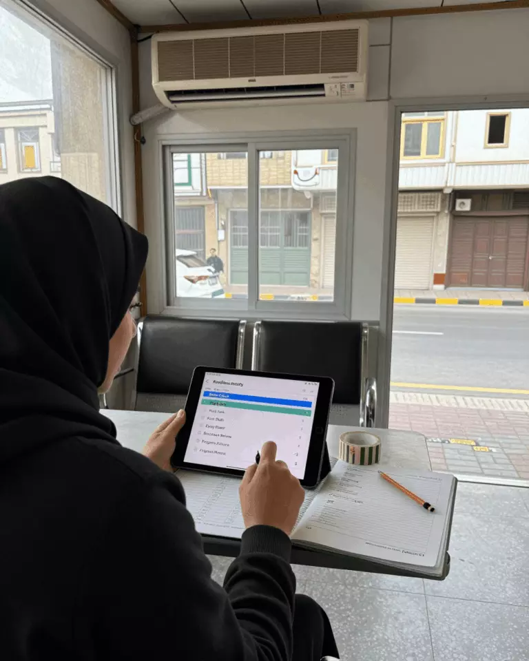 a Persian woman in her late 20s preparing online for چک لیست کامل دوره آیلتس: هر دوره خوب آیلتس چه چیزی باید شامل شود