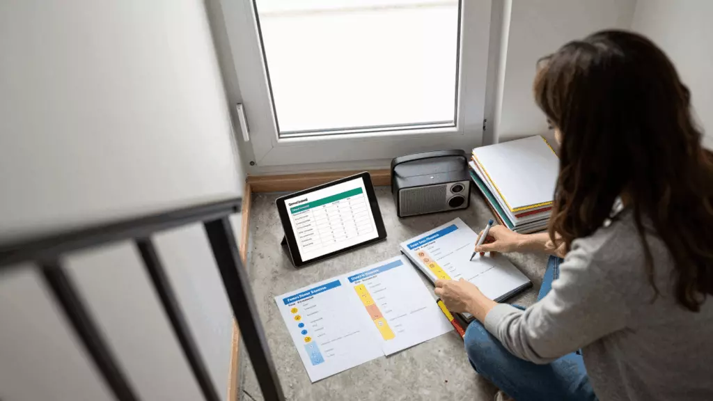 a Persian woman in her late 20s working through انتخاب کنید