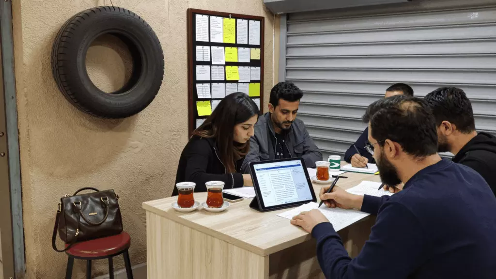 a Persian woman in her late 20s working through برنامه ریزی کنید