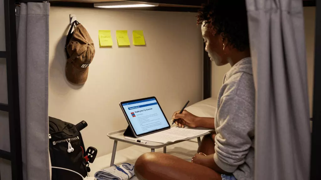 a Francophone African man in his late 20s working through Étude