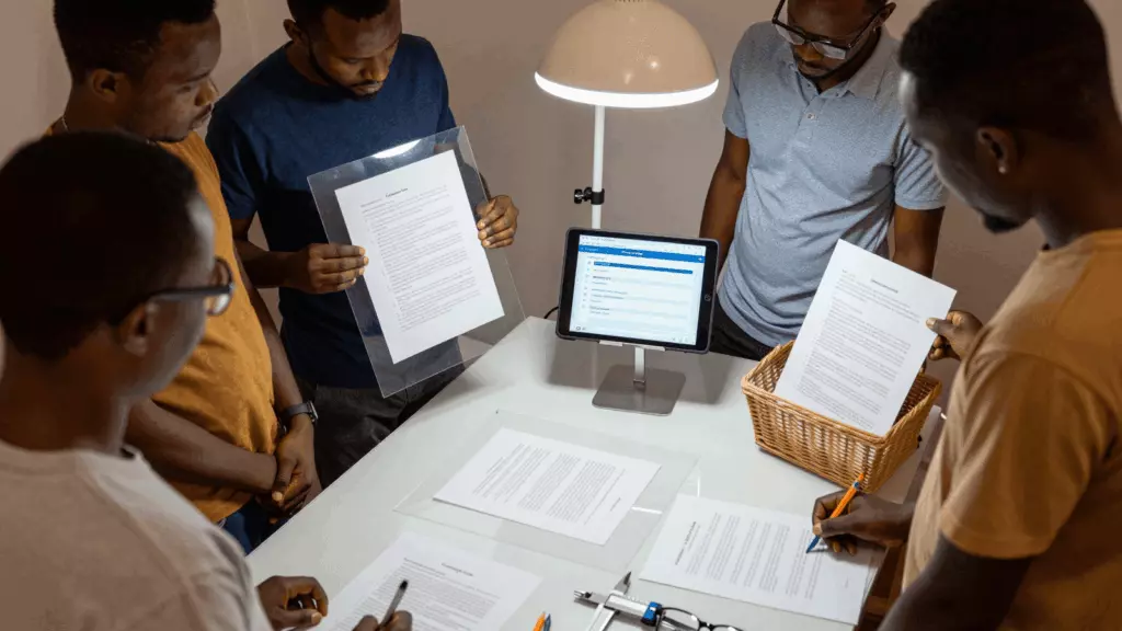 a Francophone African man in his late 20s working through Réviser