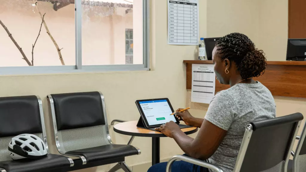 a Francophone African man in his late 20s working through Simuler