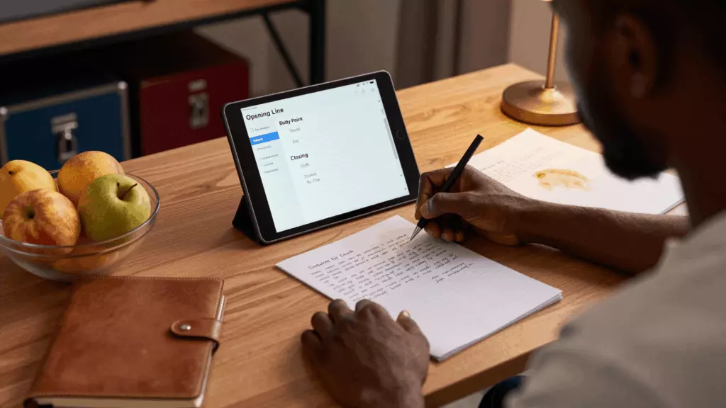 a Francophone African man in his late 20s working through Brouillon
