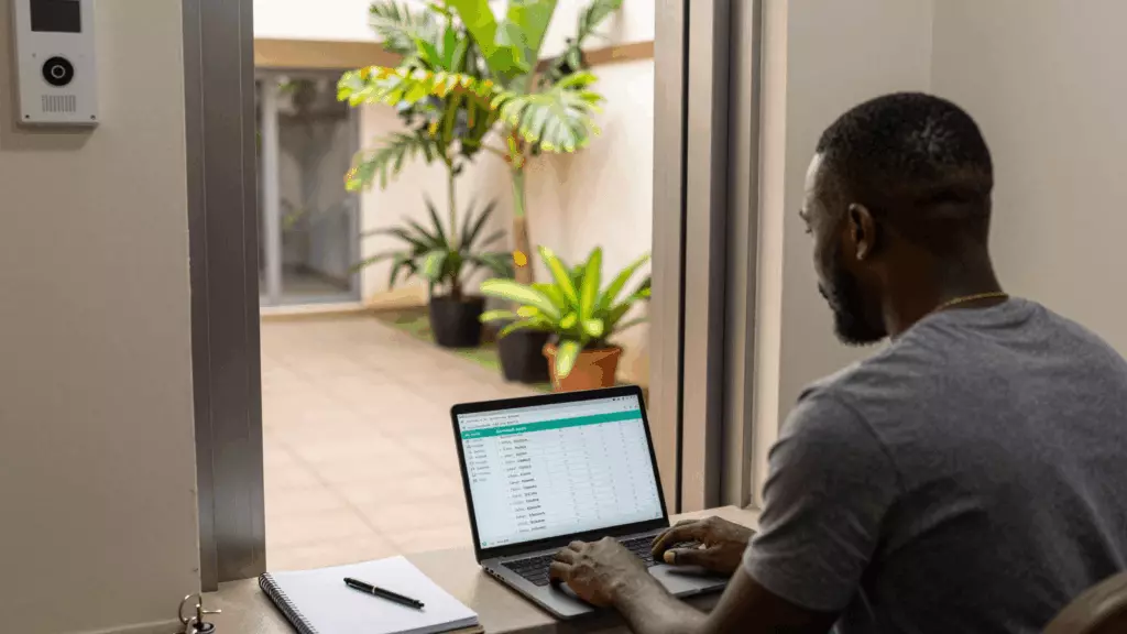 a Francophone African man in his late 20s working through Choisissez