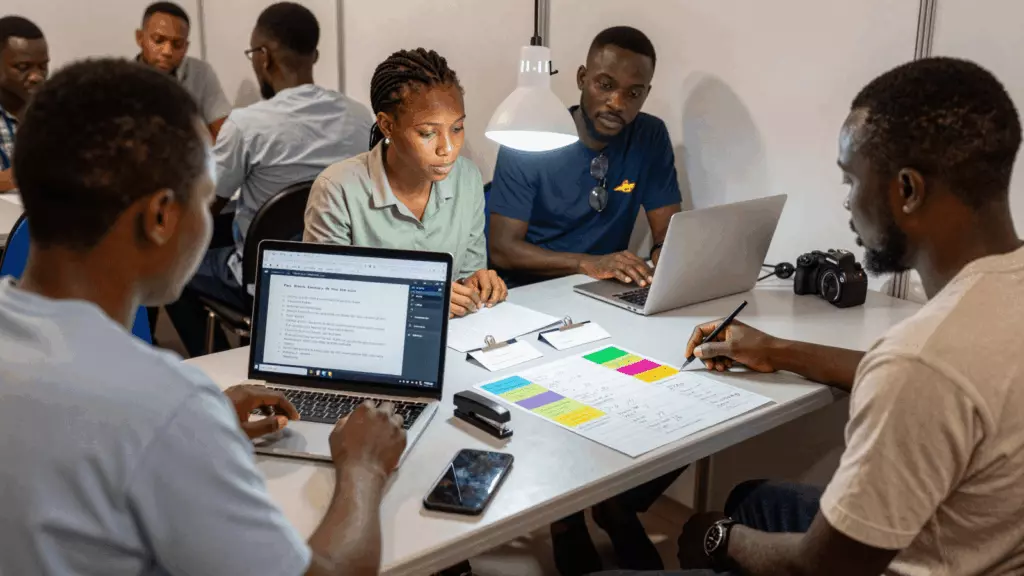a Francophone African man in his late 20s working through Comparez