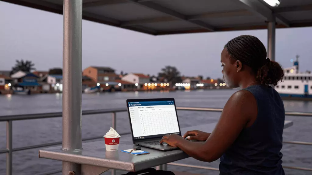 a Francophone African man in his late 20s working through Décidez