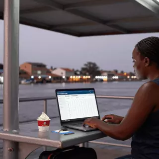 L'apprenant IELTS termine une liste de contrôle d'entrée au niveau