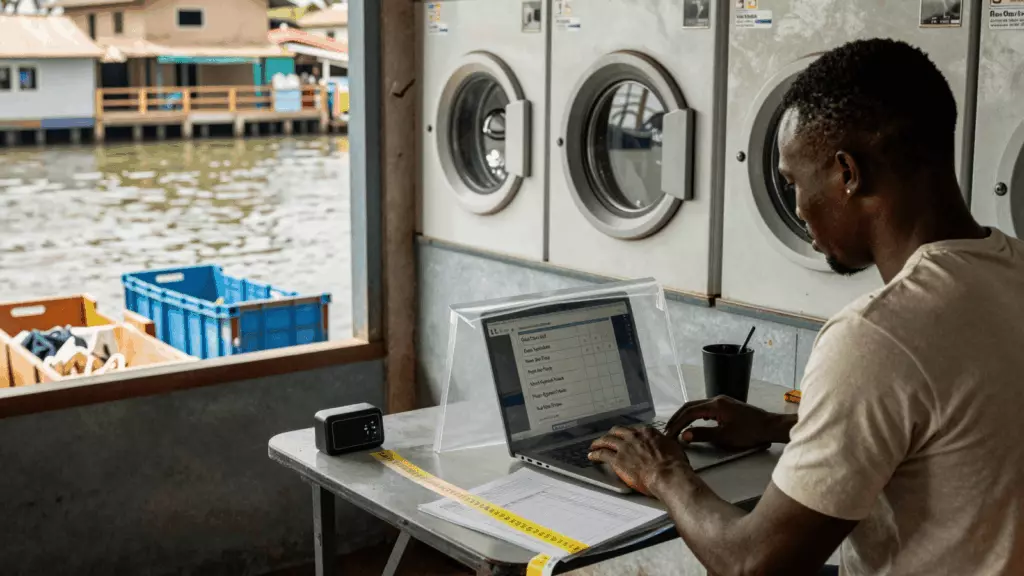a Francophone African man in his late 20s working through Pratique