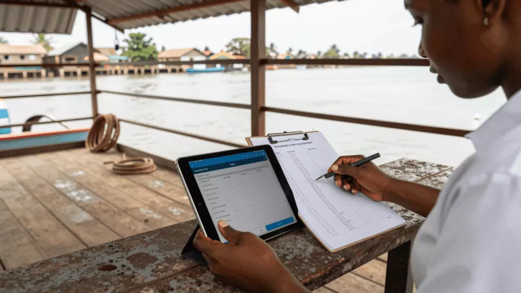 a Francophone African man in his late 20s working through Vérifiez