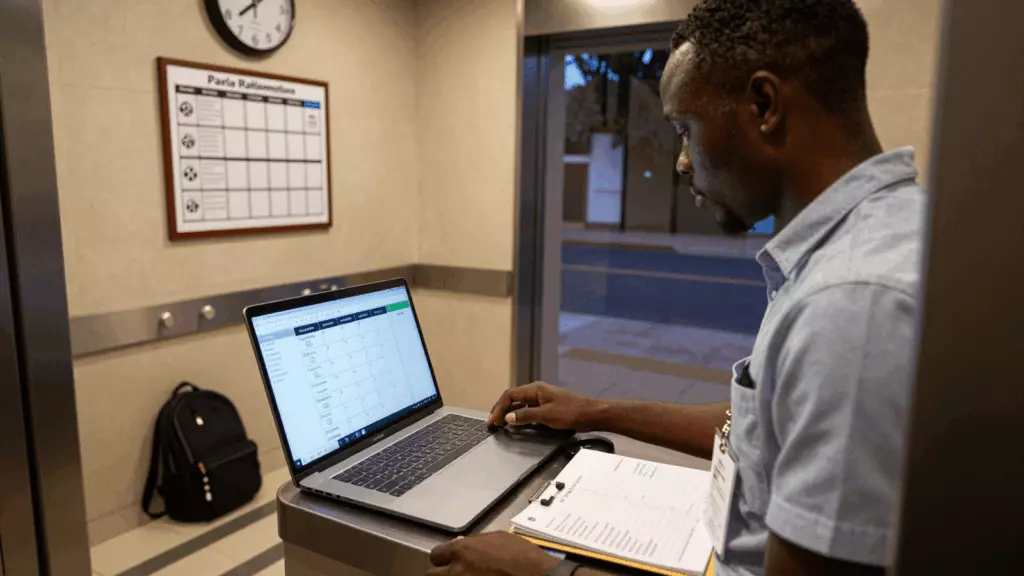 a Francophone African man in his late 20s working through Préparer