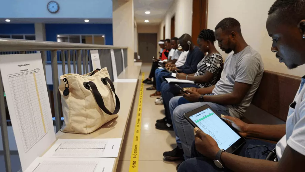 a Francophone African man in his late 20s working through Simuler