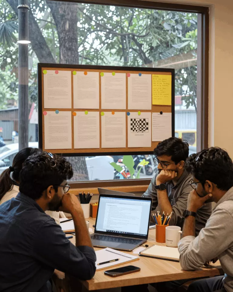 an Indian woman in her late 20s preparing online for आईईएलटीएस निबंध परीक्षक बनाम शिक्षक प्रतिक्रिया: वास्तव में लेखन में क्या सुधार होता है?