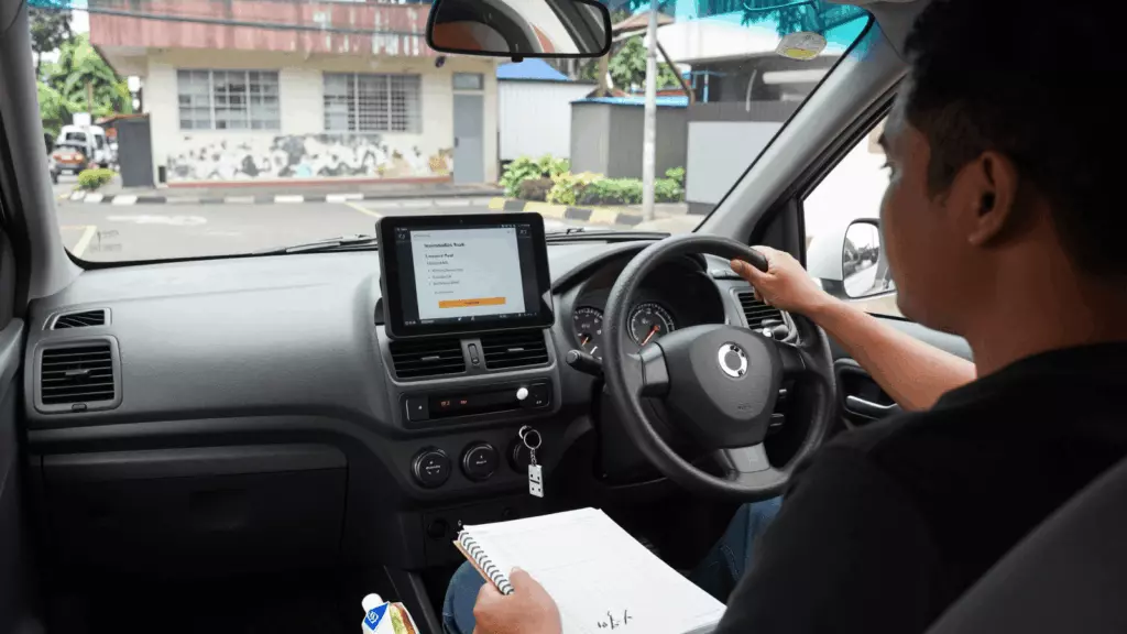 an Indonesian woman in her late 20s working through Belajar