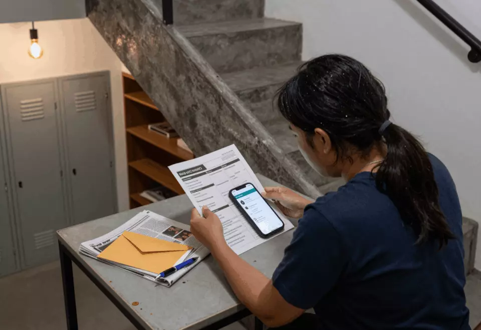 an Indonesian woman in her late 20s choosing the next IELTS prep step online