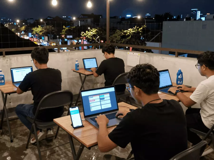 Pembelajar IELTS pemula membangun kosa kata tata bahasa dan dasar mendengarkan