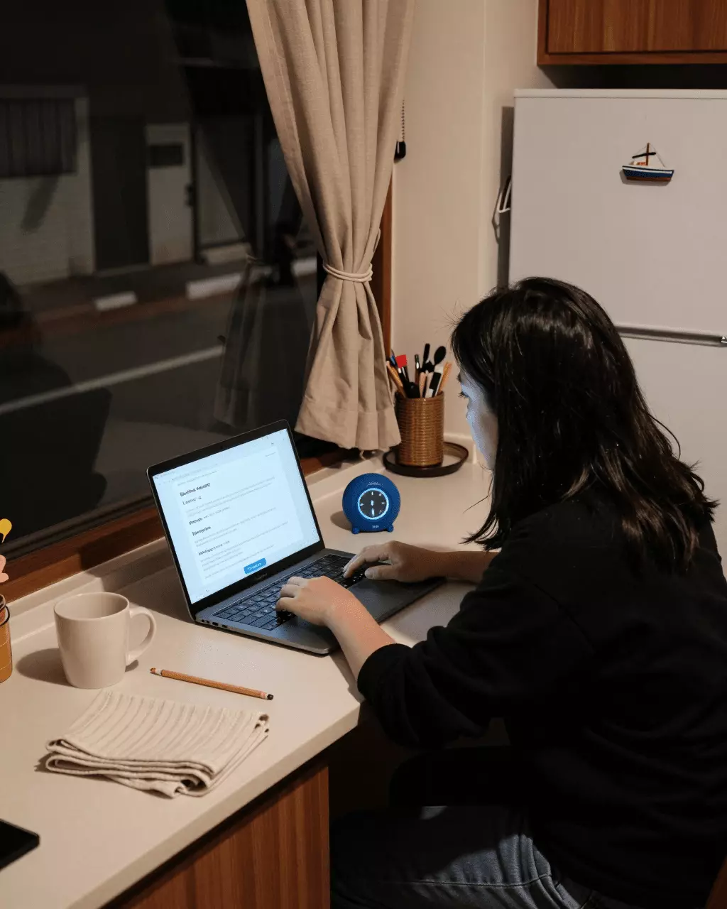 an Indonesian woman in her late 20s preparing online for Tes Latihan IELTS Online: Tes Tiruan, Skor, dan Kesiapan Ujian