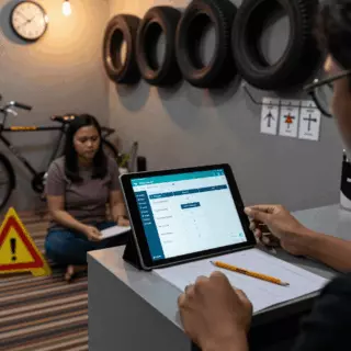 Pengaturan tes latihan IELTS yang tenang dengan headphone laptop dan notebook