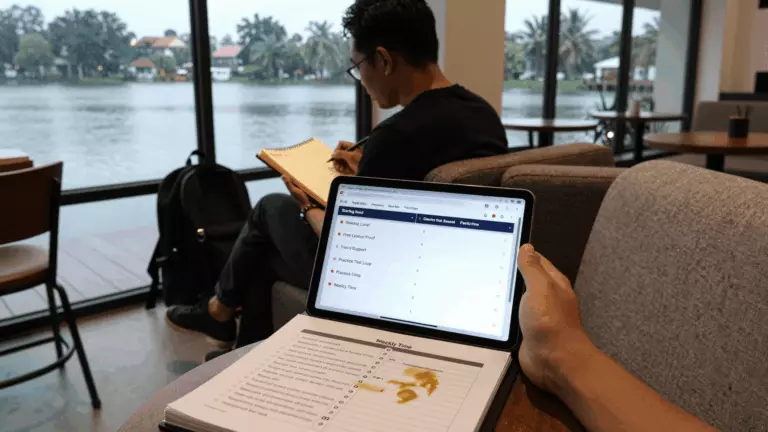 an Indonesian woman in her late 20s preparing online for Cara Memilih Kursus Online IELTS Terbaik untuk Skor Target Anda