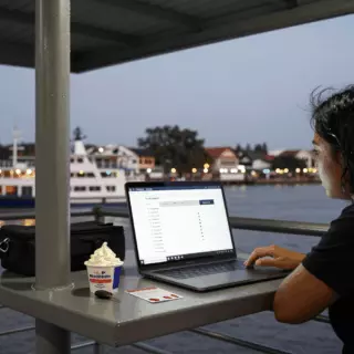 Pembelajar IELTS menyelesaikan daftar periksa masuk level