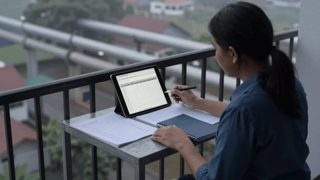 an Indonesian woman in her late 20s working through Stabilkan