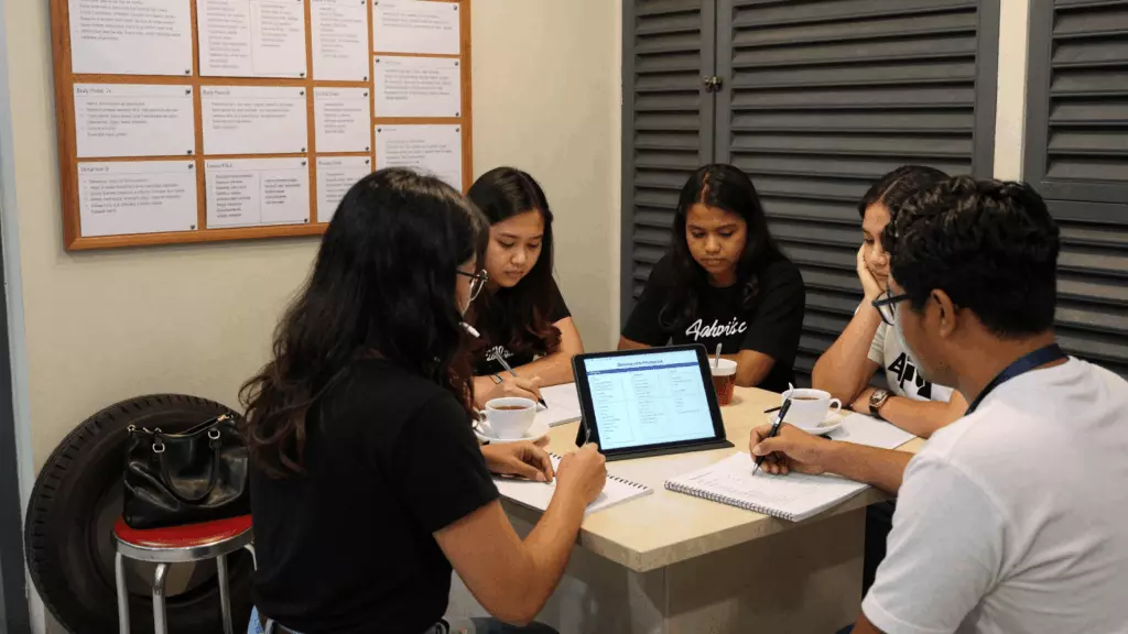 an Indonesian woman in her late 20s working through Rencana