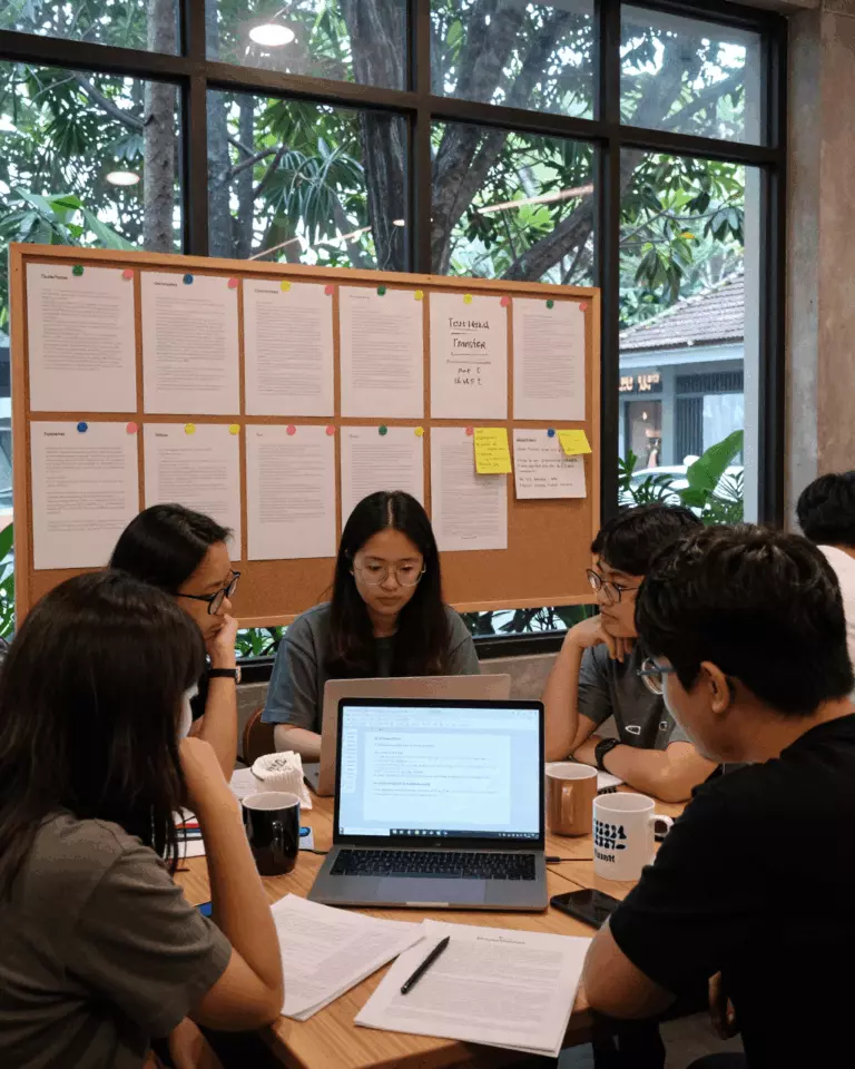 an Indonesian woman in her late 20s preparing online for Pemeriksa Esai IELTS vs Masukan Guru: Apa yang Sebenarnya Meningkatkan Kemampuan Menulis?