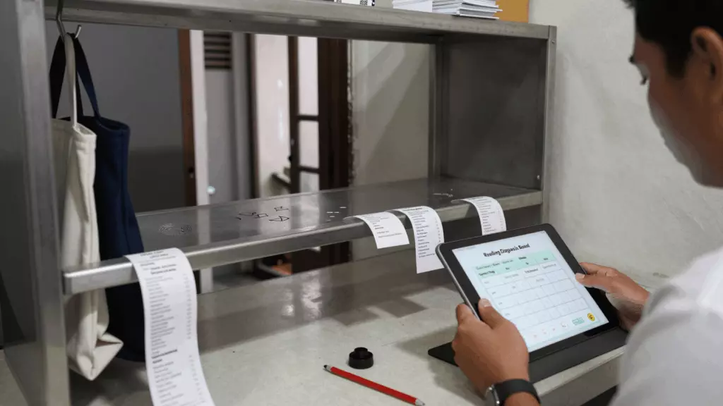 an Indonesian woman in her late 20s reviewing an IELTS online course workflow