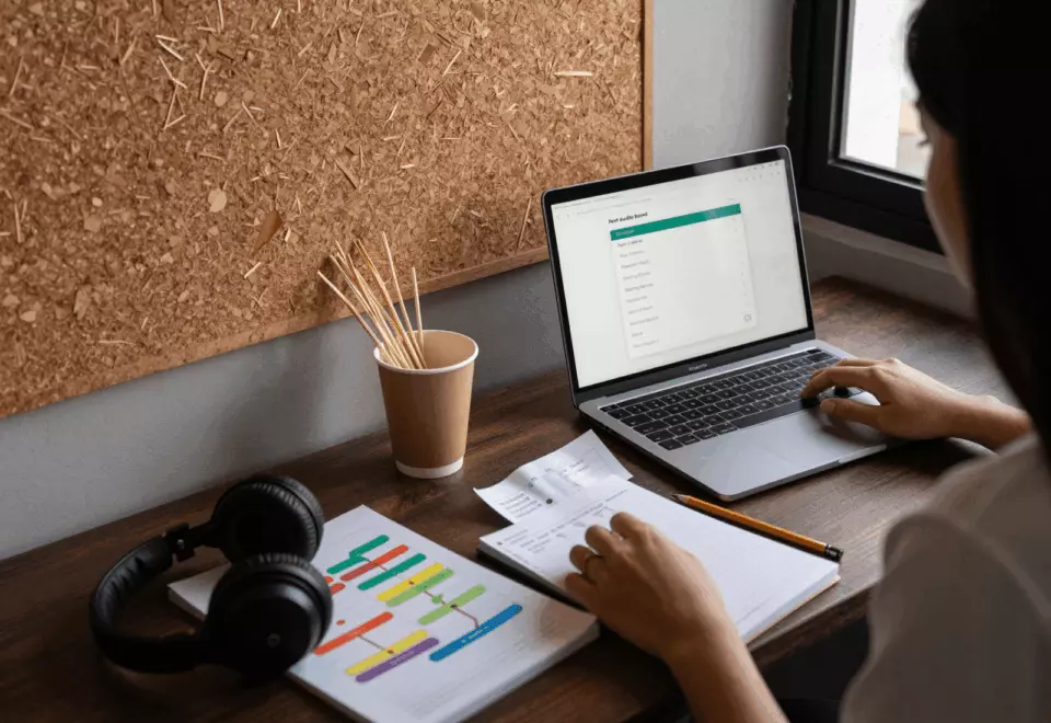 an Indonesian woman in her late 20s choosing the next IELTS prep step online