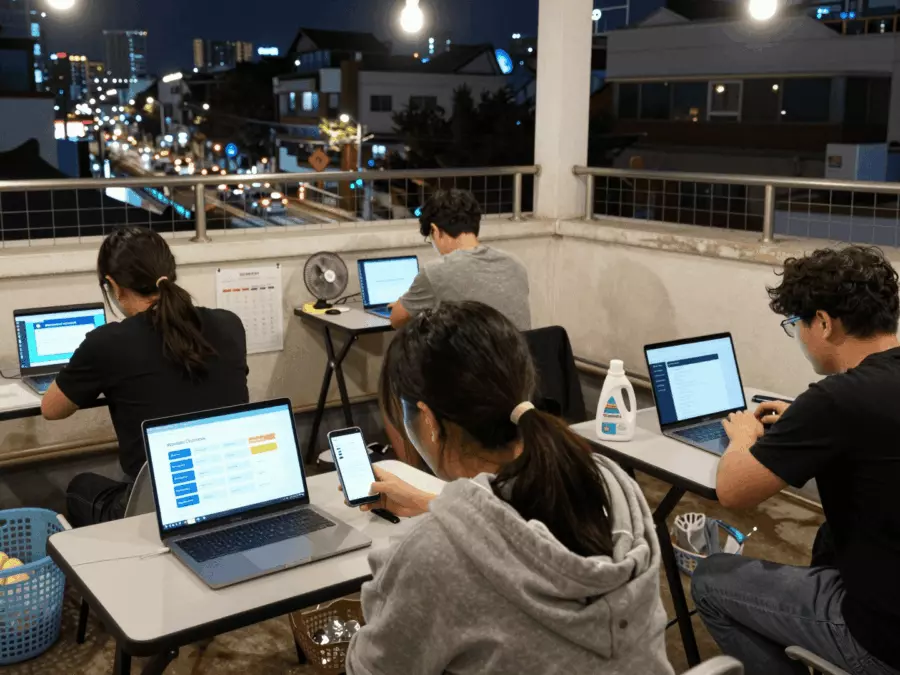 초보자 IELTS 학습자는 문법 어휘 및 듣기 기초를 쌓습니다.