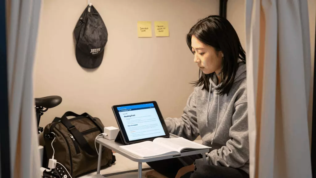 a Korean woman in her late 20s working through 학습