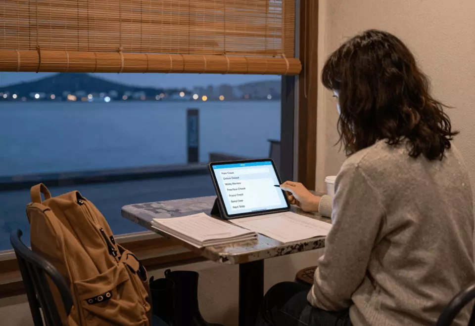 a Korean woman in her late 20s choosing the next IELTS prep step online