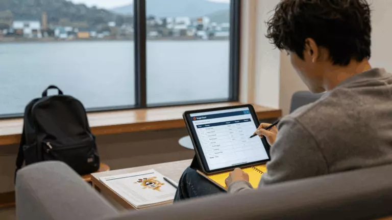 a Korean woman in her late 20s preparing online for 목표 점수에 가장 적합한 IELTS 온라인 코스를 선택하는 방법