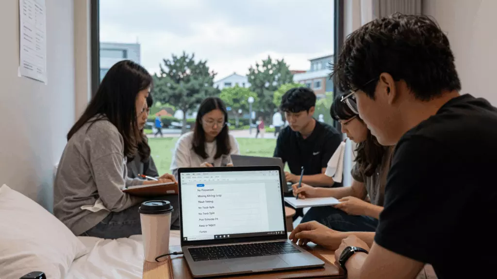 a Korean woman in her late 20s working through 필터