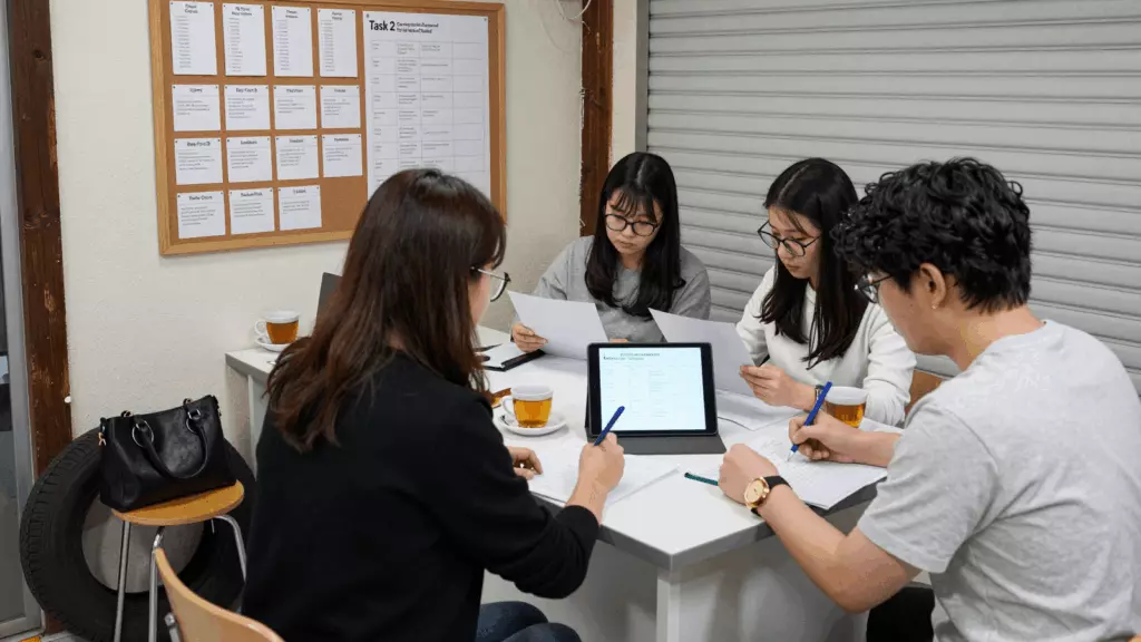 a Korean woman in her late 20s working through 계획